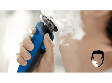 Charger l&#39;image dans la galerie, Une personne se rase le cou avec un rasoir électrique. De la mousse à raser est visible. Un profil de visage est montré.
