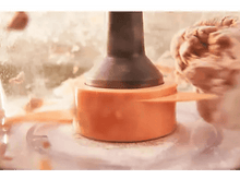 Charger l&#39;image dans la galerie, Une lame orange à l&#39;intérieur d&#39;un robot culinaire hachant des aliments, vue rapprochée.
