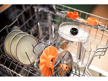 Charger l&#39;image dans la galerie, Lave-vaisselle avec assiettes, verres et diverses pièces d&#39;appareils de cuisine.
