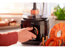 Charger l&#39;image dans la galerie, Une personne utilisant un robot culinaire, avec le cadran d&#39;alimentation visible et d&#39;autres pièces.
