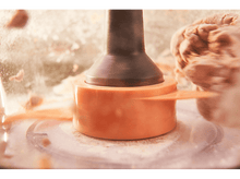 Charger l&#39;image dans la galerie, Robot culinaire en fonctionnement. La lame est orange et la nourriture brun clair.
