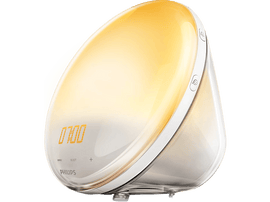 Philips Wake-up Light. Une lampe blanche et jaune avec un affichage numérique indiquant l