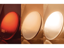 Charger l&#39;image dans la galerie, Lampe de réveil Philips montrant trois étapes de l&#39;effet lever de soleil. La lumière passe du rouge au blanc.
