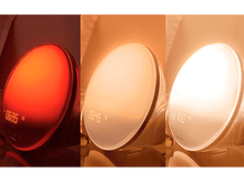 Charger l&#39;image dans la galerie, Un smartphone noir avec un grand logo M et le mot &quot;motorola&quot;.
