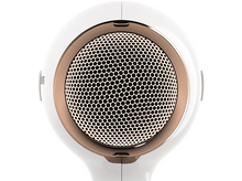 Charger l&#39;image dans la galerie, Gros plan sur un sèche-cheveux blanc et or rose avec une face avant perforée, isolé sur fond blanc.
