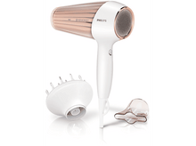 Charger l&#39;image dans la galerie, Sèche-cheveux blanc et or rose avec accessoires, sur une surface réfléchissante.
