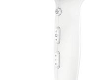 Charger l&#39;image dans la galerie, Gros plan d&#39;un sèche-cheveux blanc avec trois boutons. Fond blanc. Détails clairs.
