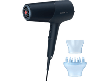 Charger l&#39;image dans la galerie, Sèche-cheveux bleu foncé avec deux accessoires. Le sèche-cheveux a des boutons et un ventilateur rouge. Les accessoires sont bleu clair.
