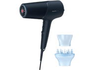 Sèche-cheveux bleu foncé avec deux accessoires. Le sèche-cheveux a des boutons et un ventilateur rouge. Les accessoires sont bleu clair.