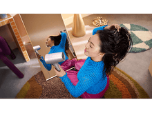 Charger l&#39;image dans la galerie, Femme se séchant les cheveux dans un miroir, avec un sèche-cheveux argenté.
