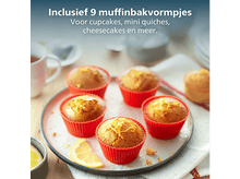 Charger l'image dans la galerie, Six muffins dans des tasses rouges sur une assiette, une tranche de citron, une tasse de thé et un fond blanc.
