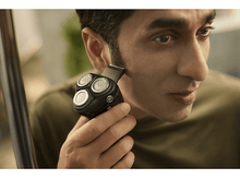 Charger l&#39;image dans la galerie, Homme se rasant avec un rasoir électrique noir. Le rasoir a trois têtes circulaires.
