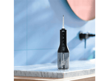 Charger l&#39;image dans la galerie, Hydropulseur noir sur un comptoir blanc. Il possède un réservoir d&#39;eau et divers boutons.
