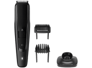 Tondeuse à barbe noire avec accessoires et socle de chargement. Tondeuse, deux accessoires peigne et socle sur fond blanc.