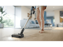 Charger l&#39;image dans la galerie, Un étui de téléphone noir avec une carte de crédit et un billet.
