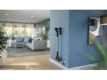 Charger l&#39;image dans la galerie, Aspirateur sans fil sur un support mural, dans un salon.
