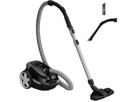 Aspirateur noir avec tuyau et accessoires gris. Roues blanches sur le côté. Le fond est blanc.