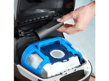 Charger l&#39;image dans la galerie, Main retirant un sac d&#39;aspirateur d&#39;un appareil.
