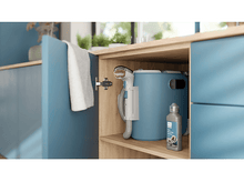 Charger l&#39;image dans la galerie, Vue latérale d&#39;un téléphone dans une coque transparente sur une surface blanche.
