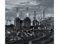 Centrale électrique de Battersea avec des grues et un cochon flottant.