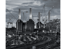 Charger l&#39;image dans la galerie, Scène industrielle avec centrale, grues, voies ferrées et un cochon volant.
