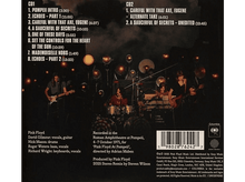 Charger l'image dans la galerie, Groupe Pink Floyd jouant sur scène, liste des titres de l'album visible, lumières et équipement de scène en arrière-plan, texte en bas.
