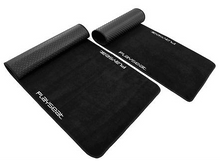 Charger l&#39;image dans la galerie, Deux tapis de jeu noirs légèrement enroulés. Le mot &quot;PLAYSEAT&quot; est imprimé en blanc sur chaque tapis.
