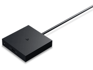 Station de charge noire PlayStation 4 sur fond blanc. Câble noir attaché.