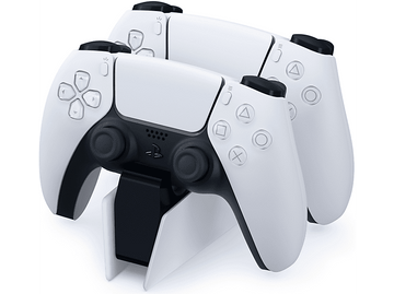 Deux manettes de jeu PS5 blanches et un support.