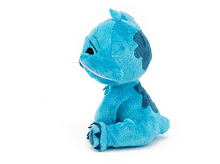 Charger l&#39;image dans la galerie, Une peluche bleue Stitch, assise de côté, avec les bras le long du corps, sur fond blanc.
