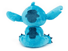 Charger l&#39;image dans la galerie, Une peluche Stitch, vue de dos. Elle est bleue avec des accents bleu foncé. Le jouet est assis.
