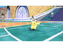 Charger l&#39;image dans la galerie, Pikachu debout sur un terrain vert et bleu, deux personnes marchent en arrière-plan.
