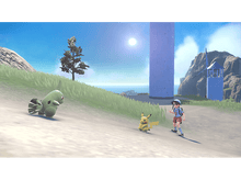 Charger l'image dans la galerie, Scène Pokémon avec une créature verte, Pikachu et un entraîneur sur une colline ensoleillée avec un phare en arrière-plan.
