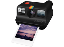 Charger l&#39;image dans la galerie, Appareil photo Polaroid noir avec une photo en cours d&#39;impression.
