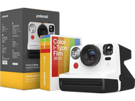 Appareil photo instantané Polaroid Now avec un paquet de film et une boîte de film, le tout en studio.