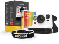 Ensemble appareil photo Polaroid avec appareil photo, film et sangle. Fond noir.