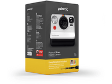 Charger l&#39;image dans la galerie, Boîte de l&#39;appareil photo instantané Polaroid Now. La boîte montre l&#39;appareil et inclut le contenu.
