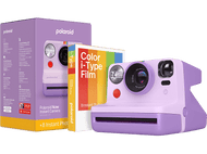 Appareil photo Polaroid et paquet de films dans une boîte. L'appareil est violet et blanc.