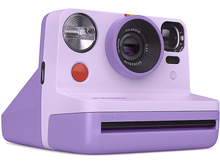 Charger l&#39;image dans la galerie, Un appareil photo Polaroid lilas avec un bouton rouge, un objectif noir et une bande colorée. Il est sur fond blanc.
