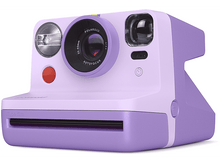 Charger l&#39;image dans la galerie, Un appareil photo Polaroid lavande et violet. Il a un flash, un objectif et un bouton rouge.
