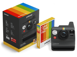 Appareil photo Polaroid, film et coffret sur fond blanc.