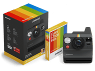 Appareil photo Polaroid, film et coffret sur fond blanc.