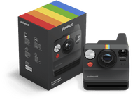 Appareil photo instantané Polaroid et boîte. Appareil photo noir avec une bande arc-en-ciel. Boîte aussi.