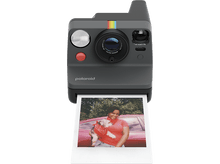 Charger l&#39;image dans la galerie, Appareil photo Polaroid avec une photo d&#39;une femme tenant un chien, imprimée sur une photo.
