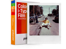 Charger l&#39;image dans la galerie, Boîte de film Polaroid i-Type et photo avec des personnes sur une route, une voiture et un chien.
