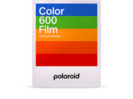 Une boîte de film Polaroid 600 avec des rayures colorées bleues, vertes, jaunes, oranges et rouges.