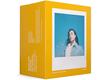 Charger l&#39;image dans la galerie, Une boîte de film Polaroid Go avec une photo d&#39;une femme devant un ciel bleu. Texte sur la boîte.
