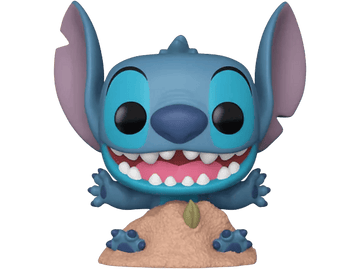 Figurine Stitch, extraterrestre bleu avec de grandes oreilles et dents, sur base sable.