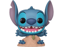 Charger l&#39;image dans la galerie, Figurine Stitch, extraterrestre bleu avec de grandes oreilles et dents, sur base sable.
