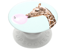 Charger l&#39;image dans la galerie, Une girafe soufflant une bulle de chewing-gum rose, sur un PopSockets PopGrip, fond bleu clair.
